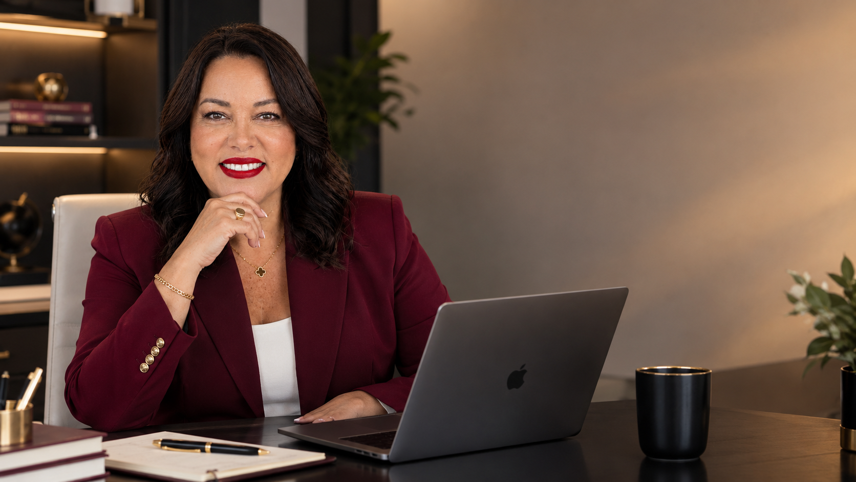 Thinay Brito en su escritorio